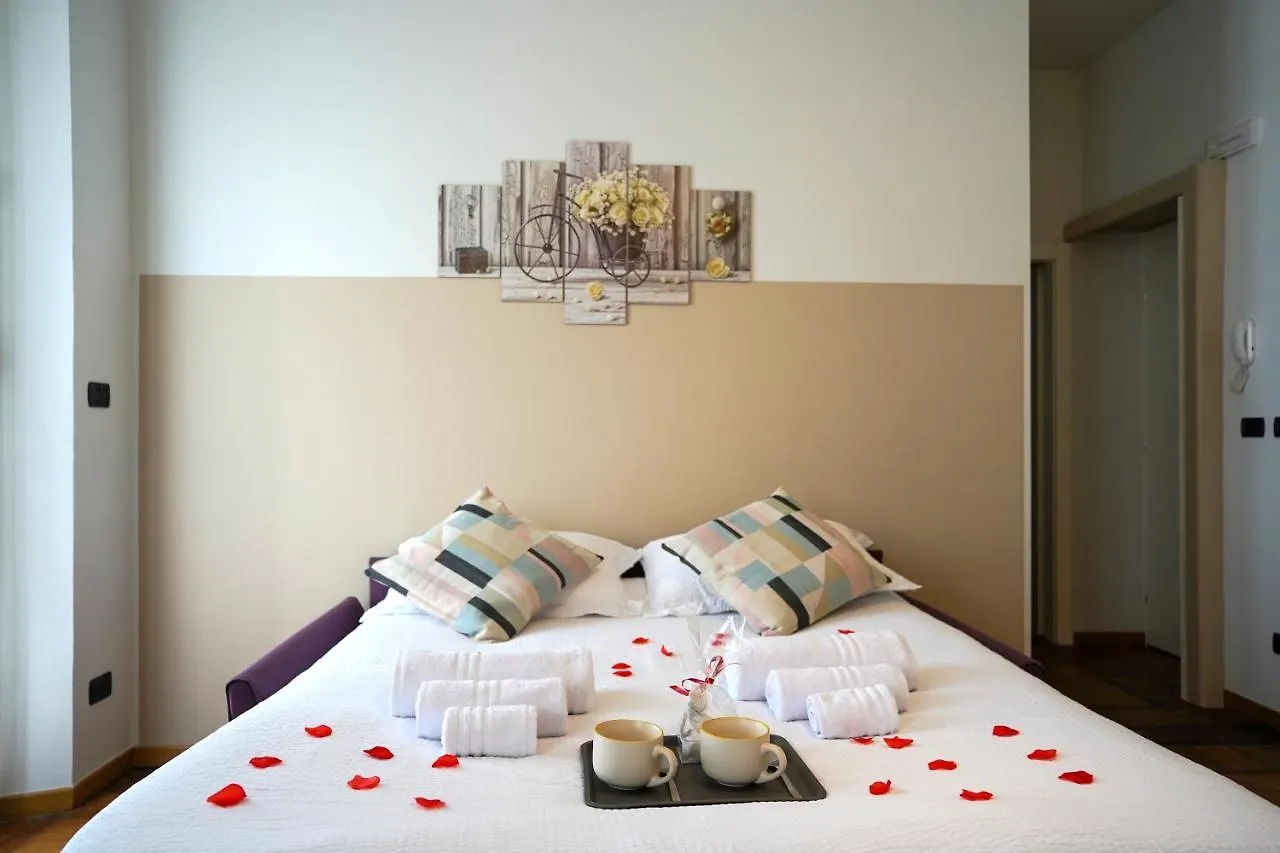 Azalea Suite Leonardo Academy, Mxp & Lakes Sesto Calende Apartment