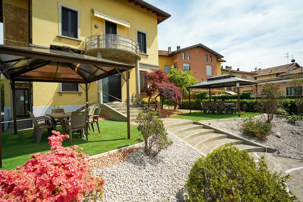 Azalea Suite Leonardo Academy, Mxp & Lakes Sesto Calende Italien